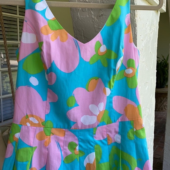 NWOT-Lilly Pulitzer Dress.-NWOT-size-2 worn 1 time. Fabulous fabric - Picture 8 of 15